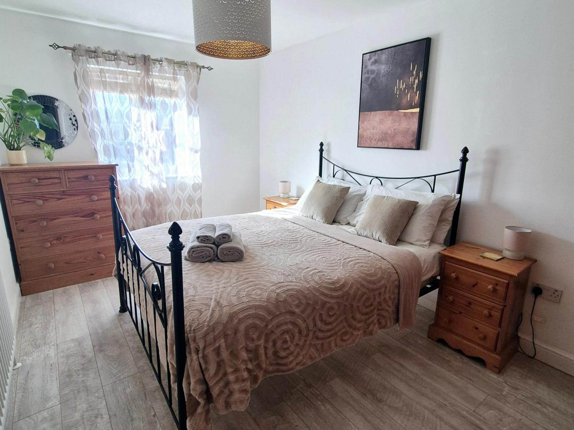 Spacious Two Bedroom Apartment With One Parking Space Thame Exterior foto
