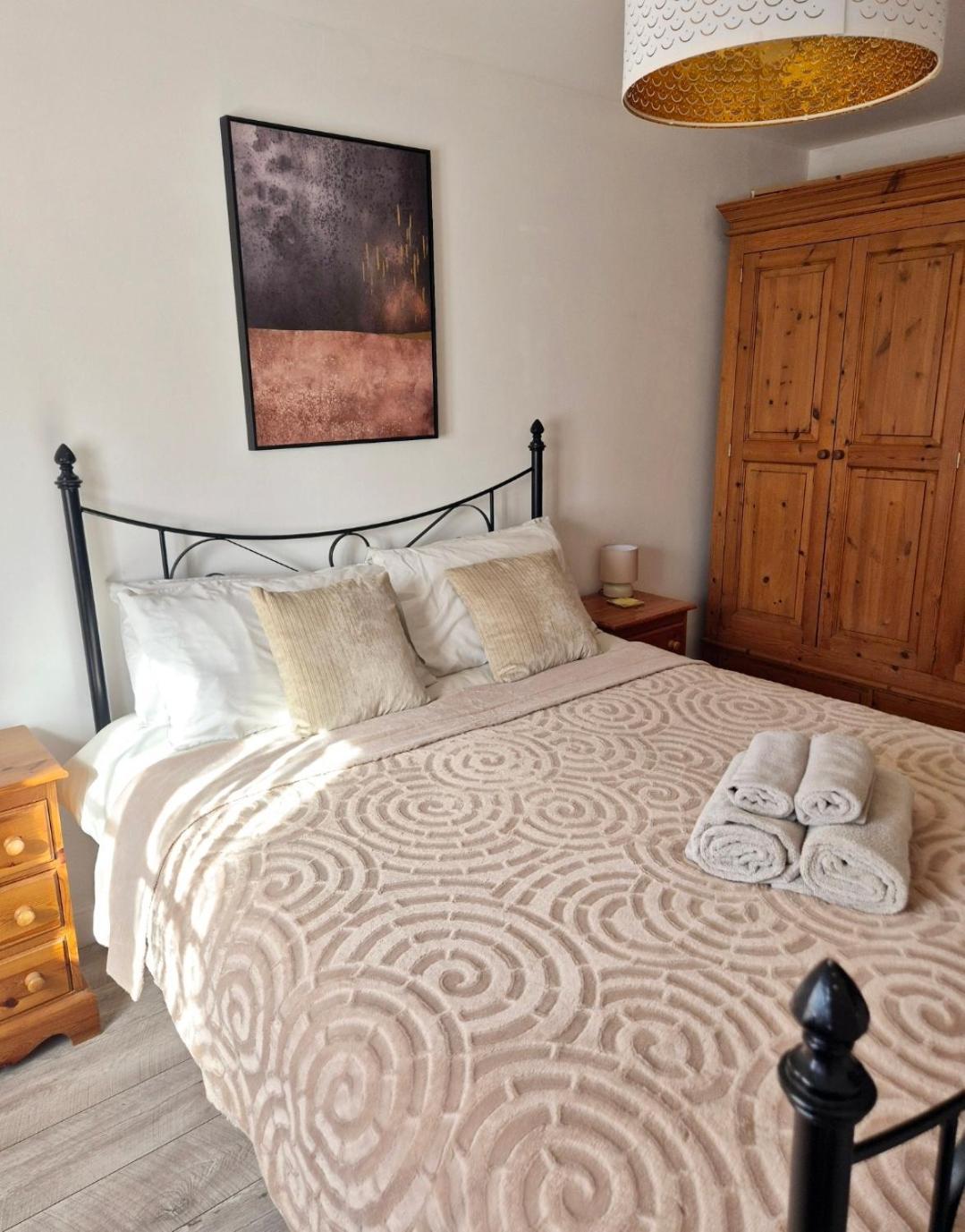 Spacious Two Bedroom Apartment With One Parking Space Thame Exterior foto